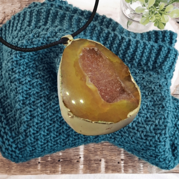 Other - .Genuine AGATE Stone Pendant with Black Leather Necklace